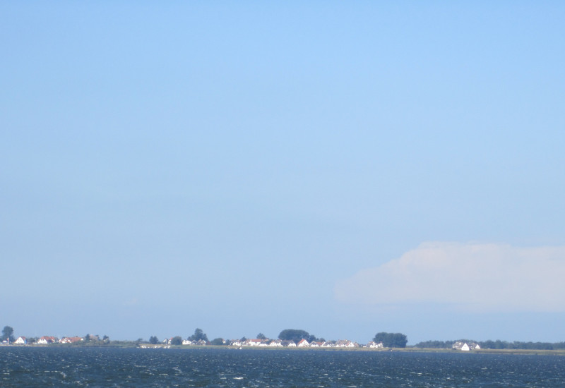 Die Ostsse im Vordergrund und die Insel Hiddensee im Hintergrund