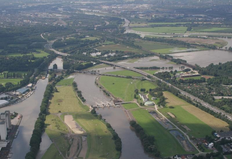 Ein von starker Nutzung geprägte Landschaft mit Flüssen und Kanälen aus der Vogelperspektive