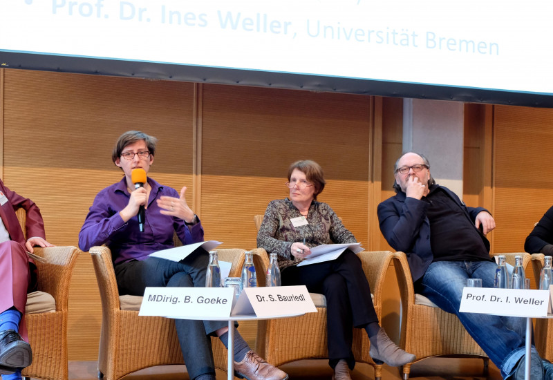 Podiumsdiskussion Fachtagung Klima braucht Wandel: Potenziale der Genderforschung nutzen: Teilnehmende von links nach rechts: Ministerialdirigent Berthold Goeke/Bundesumweltministerium; Dr. Sybille Bauriedl/Universität Bonn-geographische Entwicklungsforschung; Prof. Dr. Ines Weller/Projektleitung GenderNETCLIM, Universität Bremen, artec Forschungszentrum Nachhaltigkeit; Dr. Fritz Reuswig/Potsdam-Institut für Klimafolgenforschung, Moderatorin Dr. Claudia Neusüß/CompassOrange, Berlin