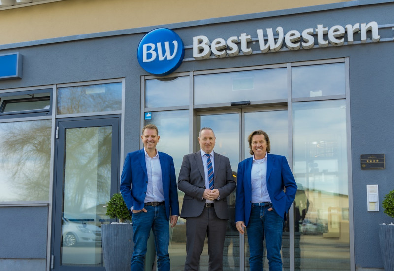 Hotel Best Western Eingang mit dem Hoteldirektor Christian Wolf und den Inhabern von KlimaShop! Peter und Armin Spenlger 