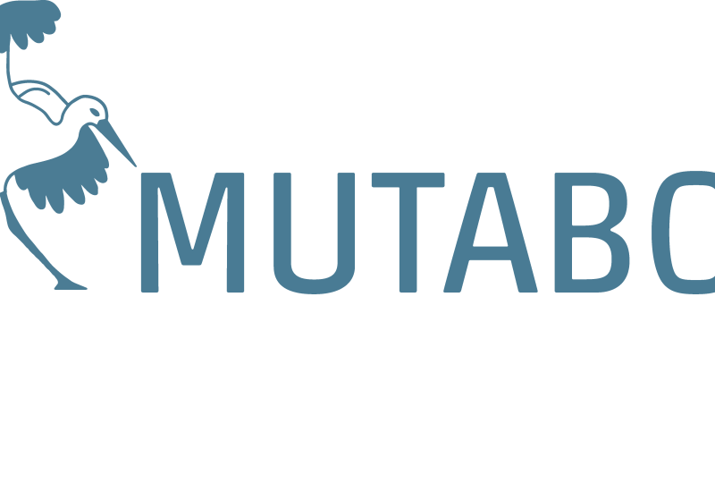MUTABOR-Logo. Das Logo ist in blau-weiß gehalten und stellt einen Storch dar mit dem Schriftzug in großen Lettern MUTABOR.
