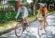 Junges Paar fährt Rad in der Stadt
