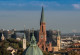 Eine Großstadt mit Gebäuden und Bäumen