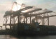 Hafenblick Bremerhaven mit Containerkran und Containerschiff.