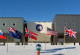 Am Südpol wehen die Flaggen der Erstunterzeichnerstaaten des Antarktis-Vertrages vor der amerikanischen Scott-Amundsen-Station.