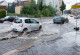 Auto fährt überflutete Straße entlang