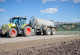 Foto: Ackerfläche mit Traktor und Schleppschlauchapplikator.