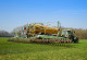 Traktor mit Gülletank und Schleppschlauch auf landwirtschaftlicher Nutzfläche 