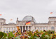 Reichstag unscharf im Hintergrund vor grünem Gebüsch