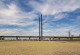 Eine Autobrücke führt über einen teils ausgetrockneten Fluß.