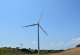 Windkraftanlagen in einer hügeligen Landschaft