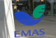 EMAS-Logo auf der Eingangstür des UBA-Dienstgebäudes in Dessau-Roßlau
