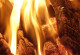 Holzscheite glühen im Feuer