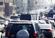 Dicht befahrene Straße in einer Stadt