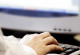 Großaufnahme einer Hand, die auf einer Tastatur tippt