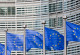 EU-Fahnen vor Gebäudefassade