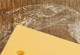 Käse, aus Plastikfolie ausgewickelt