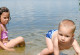 Badende Kinder im flachen Wasser