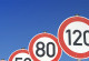 Schilder mit der Geschwindigkeitsangabe 120, 80, 50, 30
