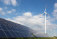 Windkraftanlagen und Solarpanels auf einer Wiese