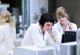 Drei Wissenschaftlerinnen in Laborkitteln arbeiten in einem modernen Analyselabor.