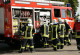 Ein Feuerwehrauto und mehrere Feuerwehrmänner