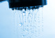 Wasser perlt aus einem Duschkopf