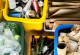 In verschiedene Kisten ordentlich sortierte Materialien wie Altpapier, Altglas und Plastikfalschen