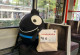 Edgar sitzt in der Bahn