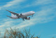 Ein Flugzeug, welches direkt über ein Hausdach fliegt und somit viel Lärm erzeugt 