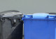 Drei große Müllcontainer für Altpapier und Restmüll