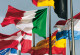 wehende Flaggen der Länder Schweiz, Griechenland, Spanien, Luxemburg, Italien, Niederlande, Portugal, England und Belgien sowie der Europäischen Union