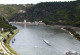 Rheintal: auf dem Wasser ein Ausflugsdampfer und ein Transportschiff