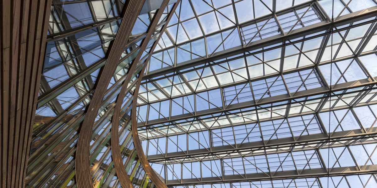 Blick ins moderne Glasdach des UBA-Gebäudes in Dessau-Roßlau