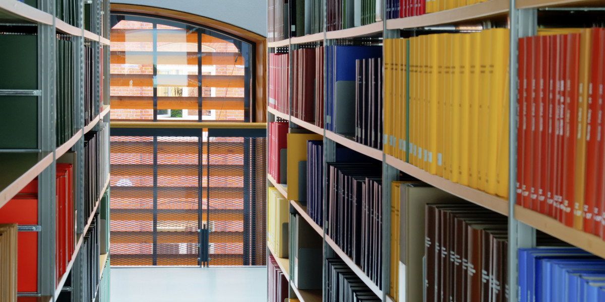 Regale mit Büchern in rot, gelb, blau und schwarz