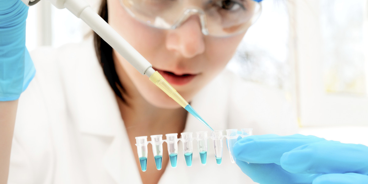 Junge Chemielaborantin füllt Flüssigkeitsproben ab.