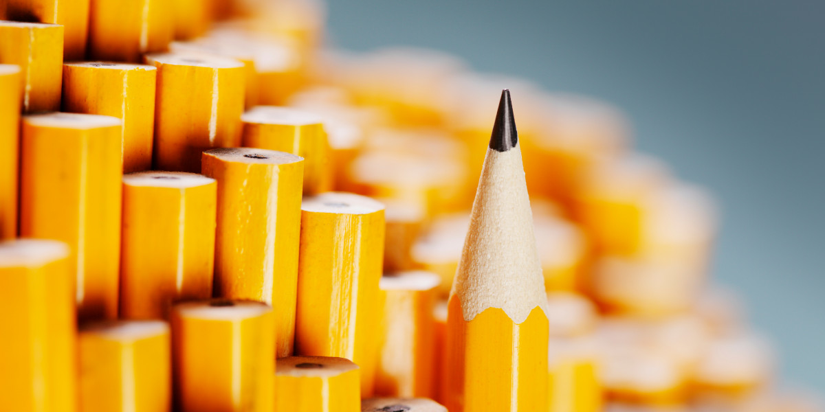 Mehrere umgedrehte Bleistifte unterschiedlicher Länge. Einer sticht hervor, da er mit der angespitzen Seite nach oben steht.