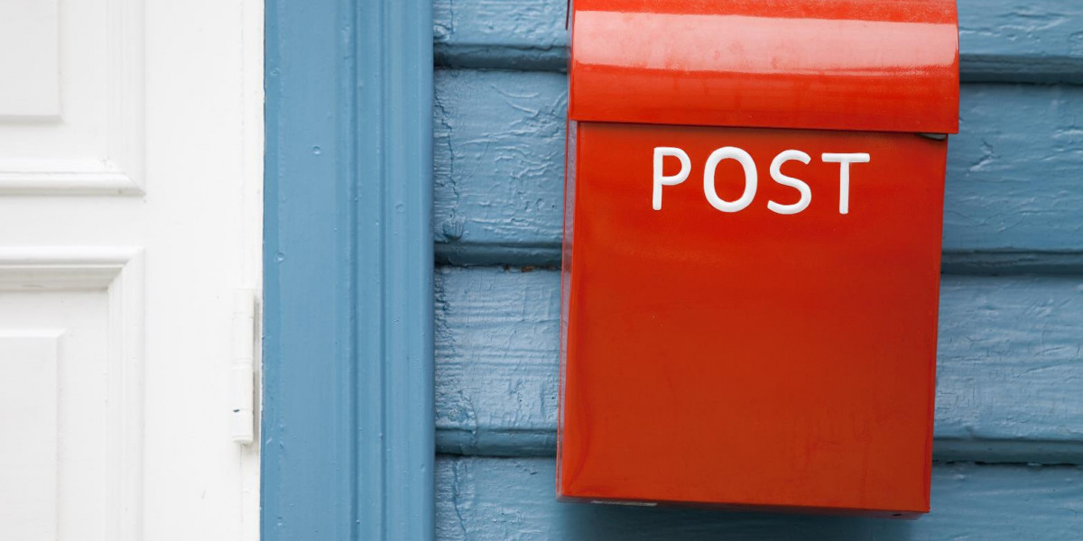 Ein roter Briefkasten hängt an einer Hauswand