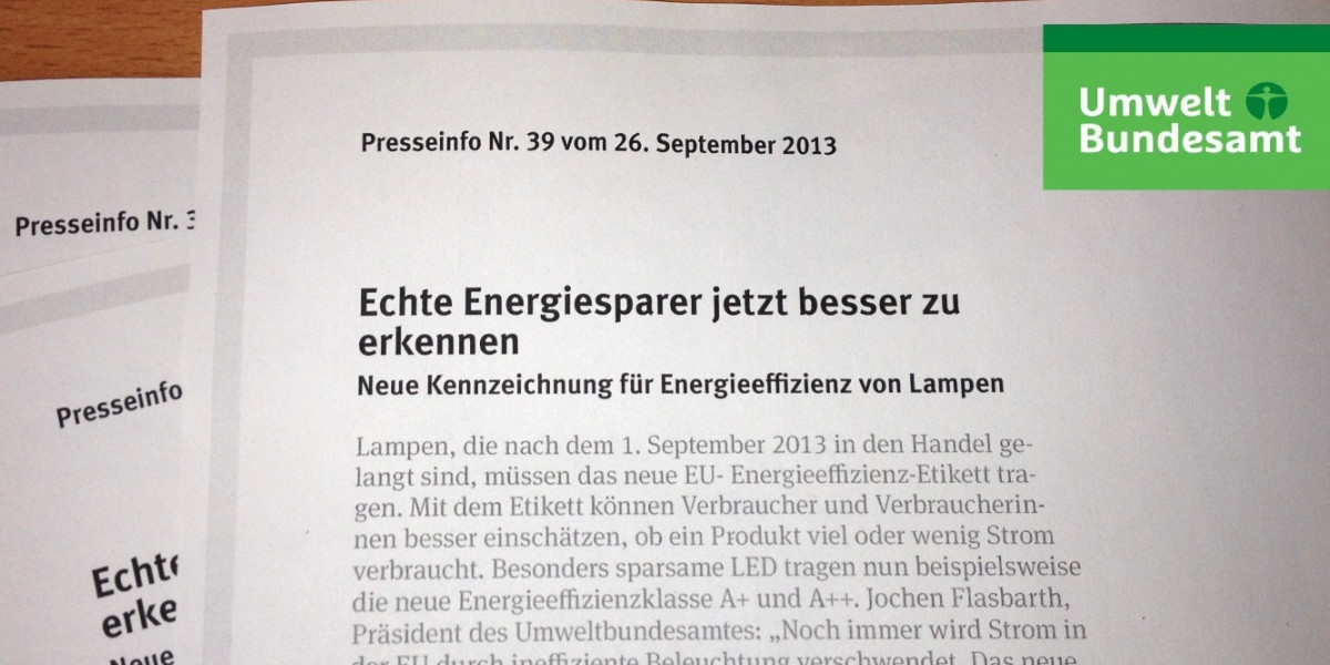 Drei Presseinformationen des Umweltbundesamtes liegen ausgedruckt auf einem Tisch