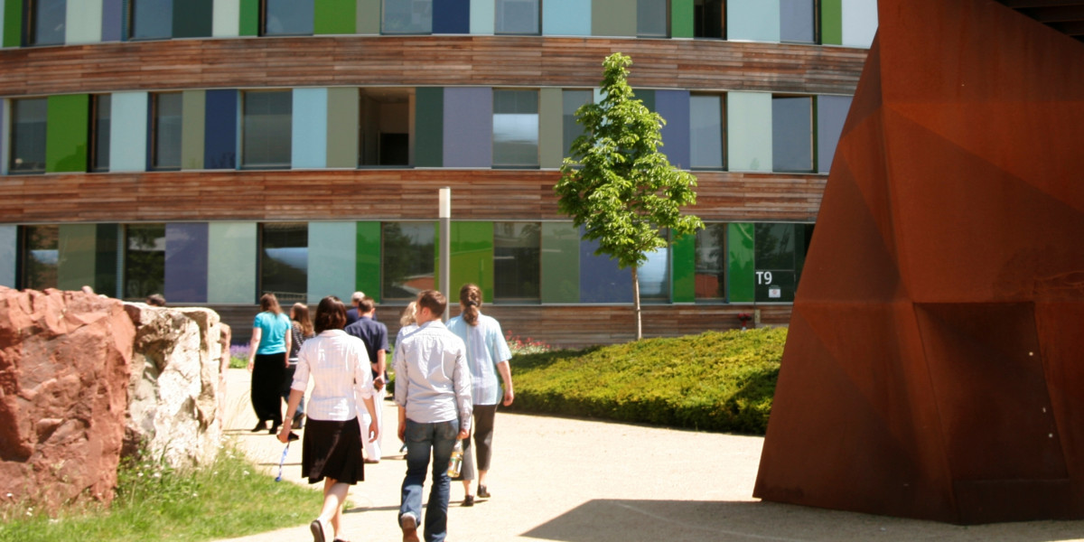 Beschäftigte des UBA gehen zum Haupteingang des UBA-Dienstsitzes in Dessau-Roßlau