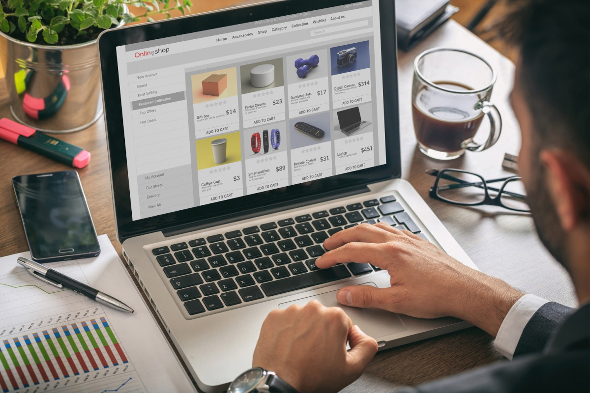 Das Bild zeigt ein aufgeklapptes Laptop, auf dessen Bildschirm die Webseite eines Online-Shops angezeigt wird