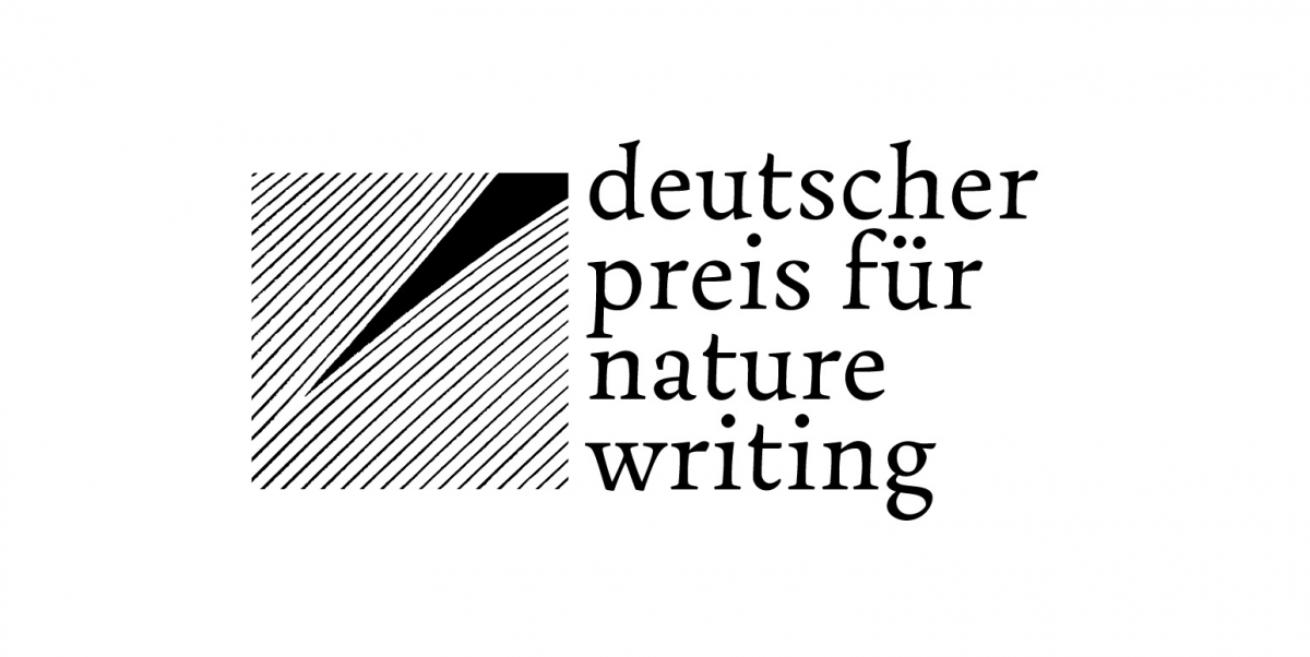 schwarz-weißes Logo mit Schriftzug "Deutscher Preis für Nature Writing" und einer angedeuteten Tintenfeder
