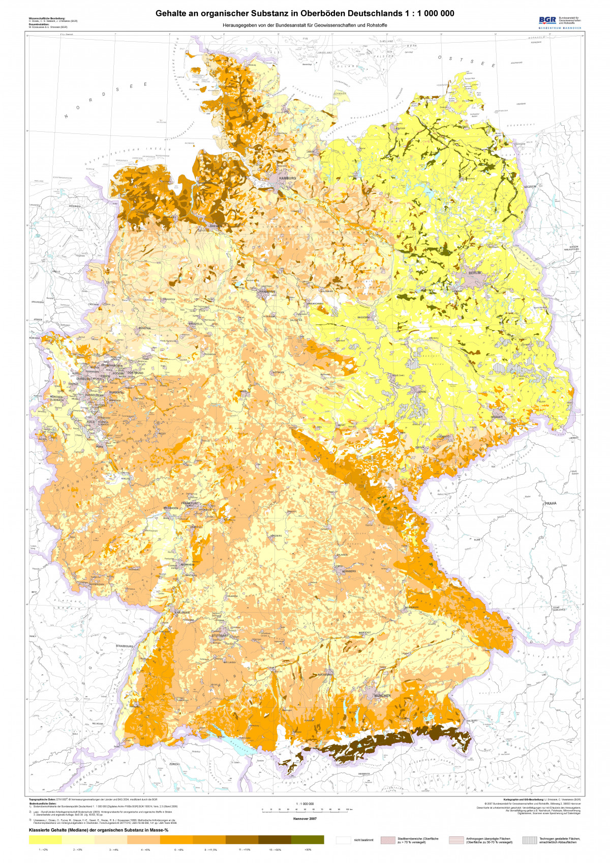 Die Karte zeigt die Grundzüge der Humusgehalte der Böden in Deutschland: Hohe Humusgehalte finden sich an der Nordseeküste, den Mittelgebirgen und dem Alpenraum; in Richtung des kontinentaleren Ostens nehmen sie ab.