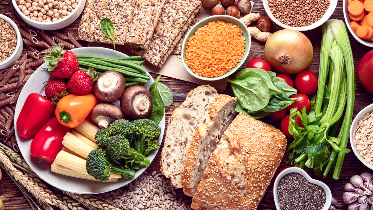 Vollkornbrot und Gemüse