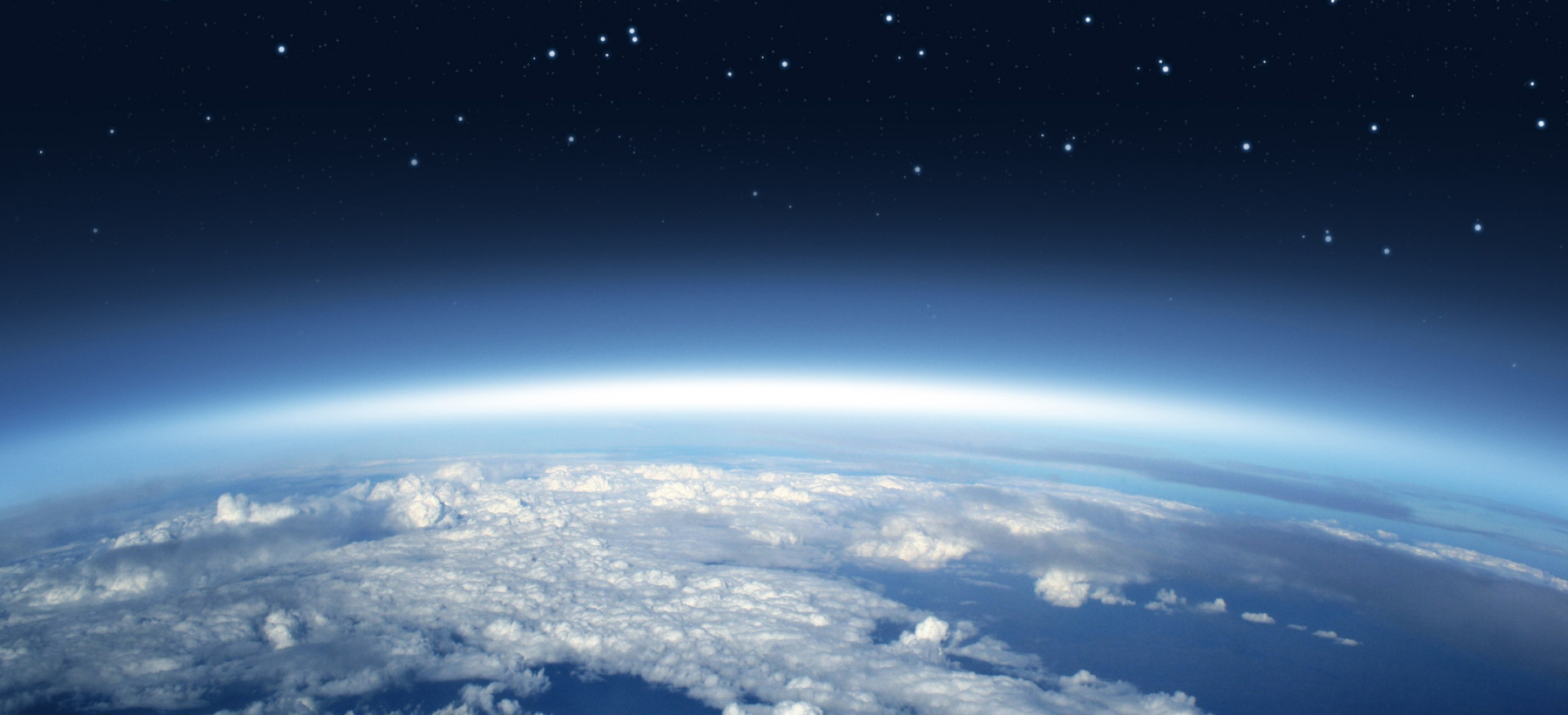 Atmosphäre, halbe Erdkugel vom Weltall aus gesehen