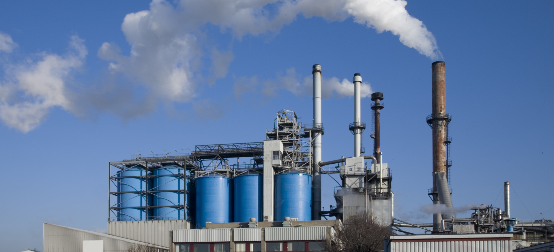 Industrieanlage mit Tanks und Schornsteinen