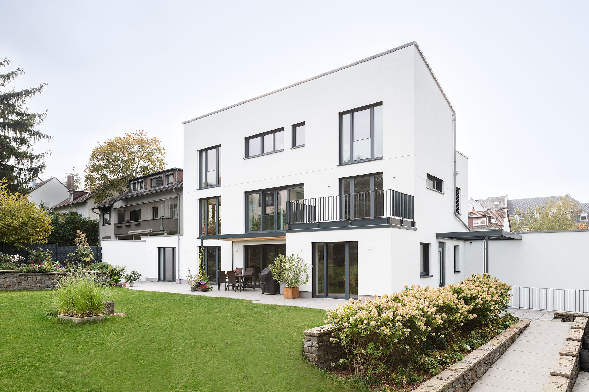 3-geschossiges saniertes Einfamilienhaus, betrachtet von der Gartenseite