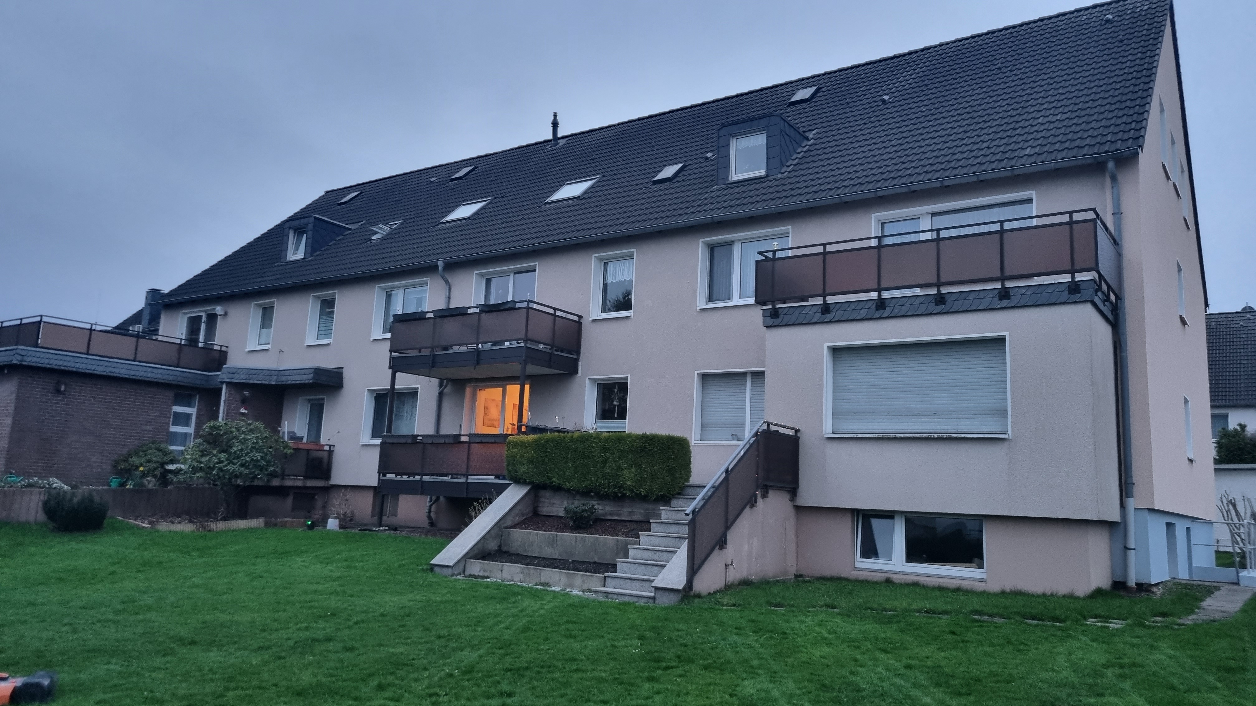 Häuser mit Anbau vor Einbau Wärmepumpe, schräg von der Seite gesehen