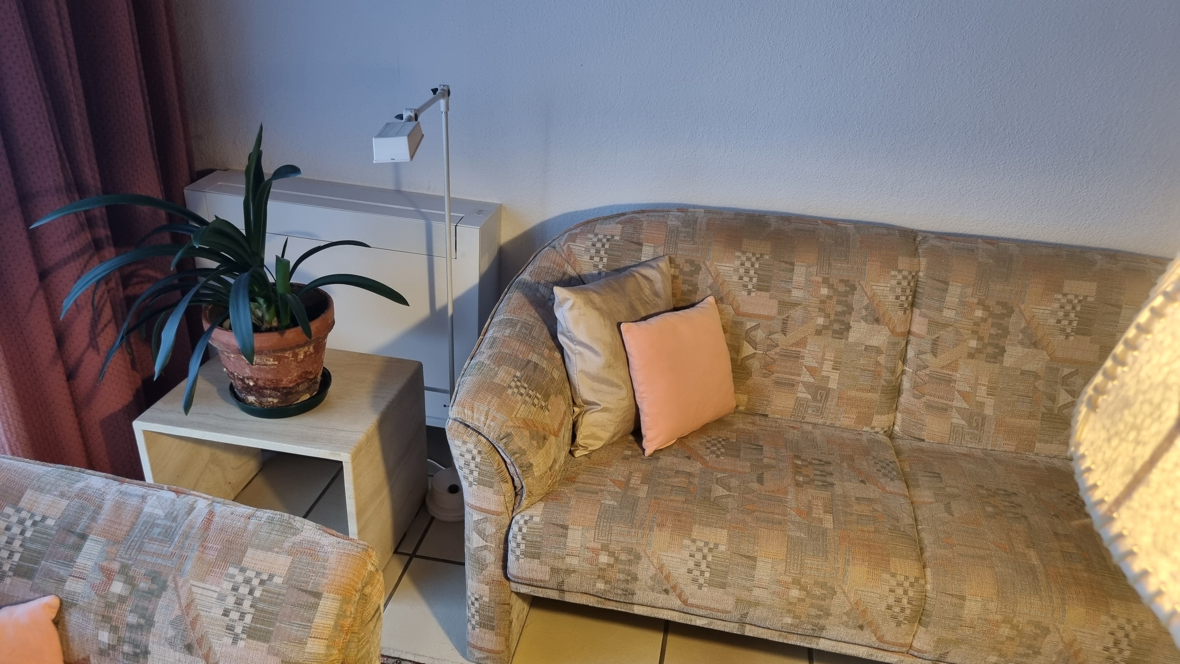 Das Innengerät Luft-Luft-Wärmepumpe/Klimaanlage Anbau zwischen Sofa und Ecktisch