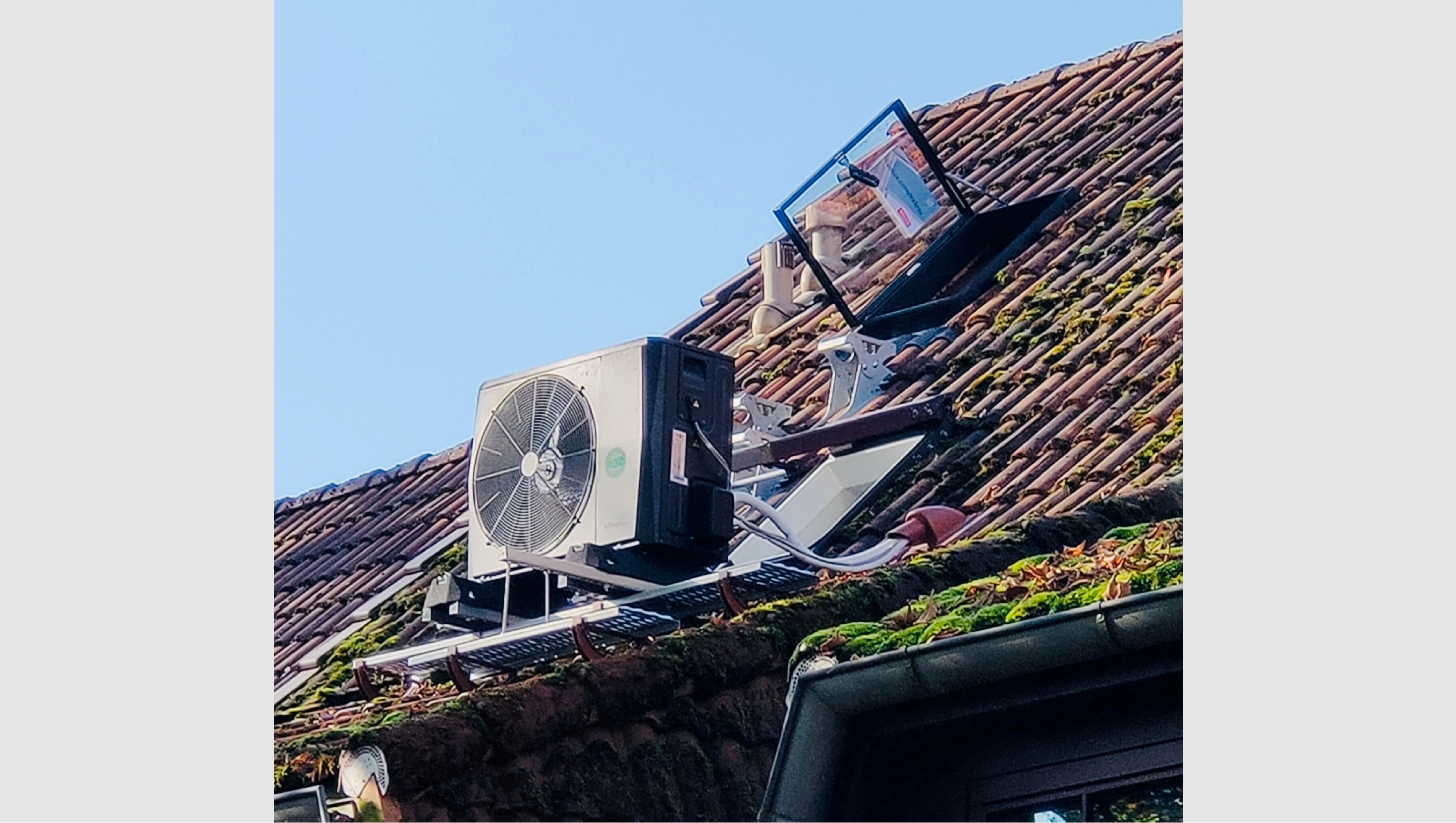 Die Wärmepumpe auf dem Dach montiert.